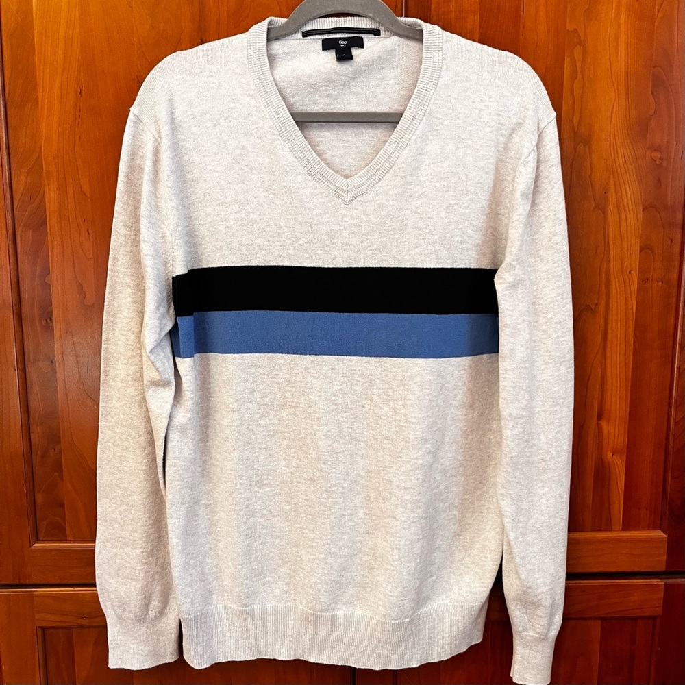 GAP Men’s lightweight cotton V neck sweater. Oatmeal/linen color. Size Large
